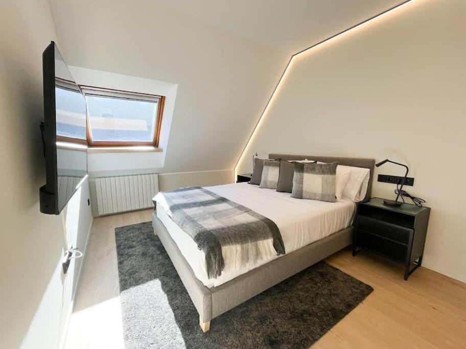 Atico Duplex De Lujo - Clasificacion 5 Estrellas - 8pax - A Pie Del Centro - 2 Parkings L By Bonesvacances Apartamento